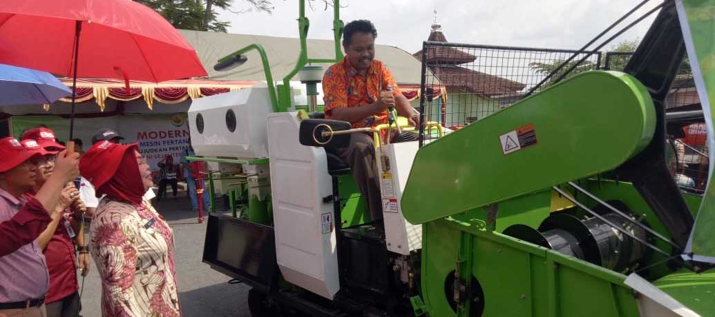  Bupati Grobogan Serahkan Bantuan dari Pemerintah untuk Kelompok Tani