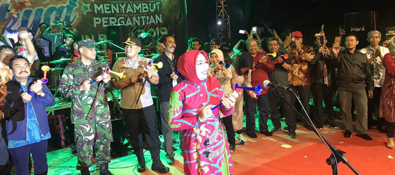  Bupati Grobogan dan Ribuan Warga Rayakan Pergantian Tahun di Alun-alun Purwodadi