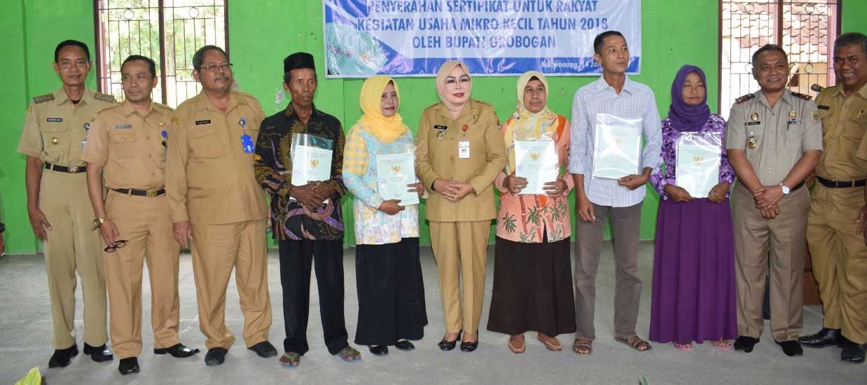  Bupati Grobogan Serahkan Sertifkat Tanah untuk 250 Pelaku Usaha Mikro Kecil dan Menengah