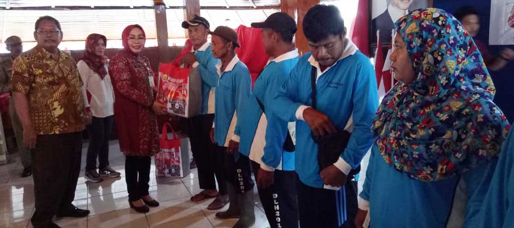     Ratusan Petugas Kebersihan dapat Bantuan Paket Sembako Hari Jadi