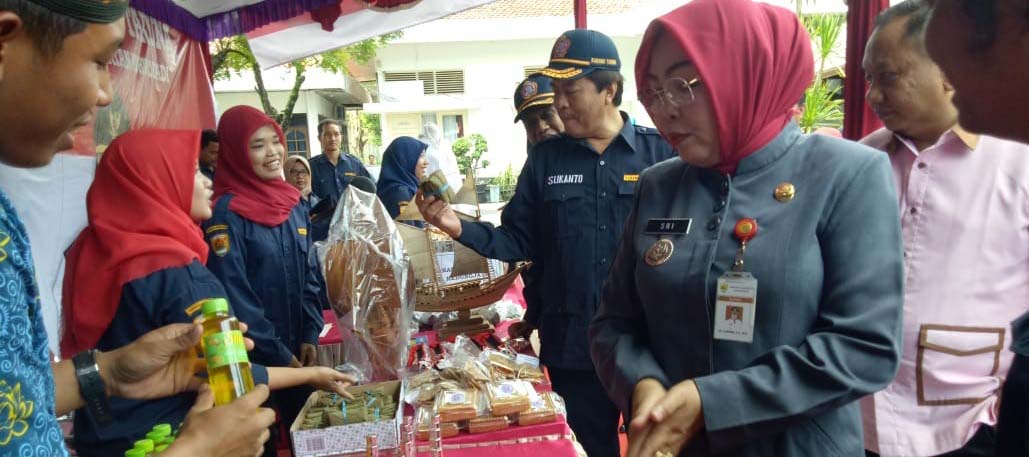  Bupati Grobogan Apresiasi Beragam Produk Kerajinan Hasil Karya Karang Taruna