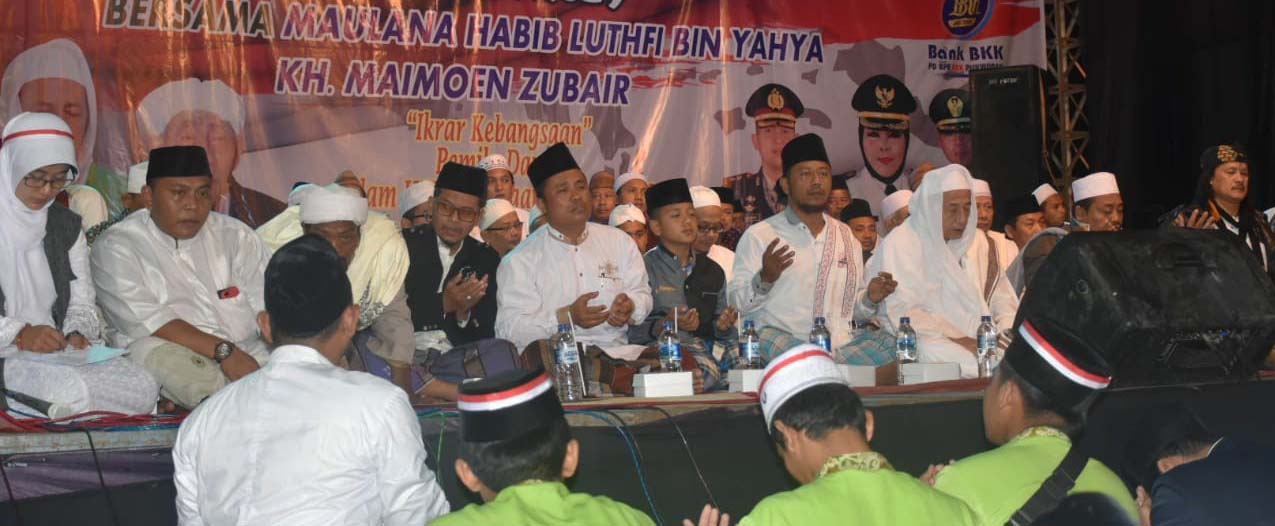  Habib Lutfhi Ajak Ribuan Jamaah Grobogan Berdzikir Jaga Keutuhan NKRI