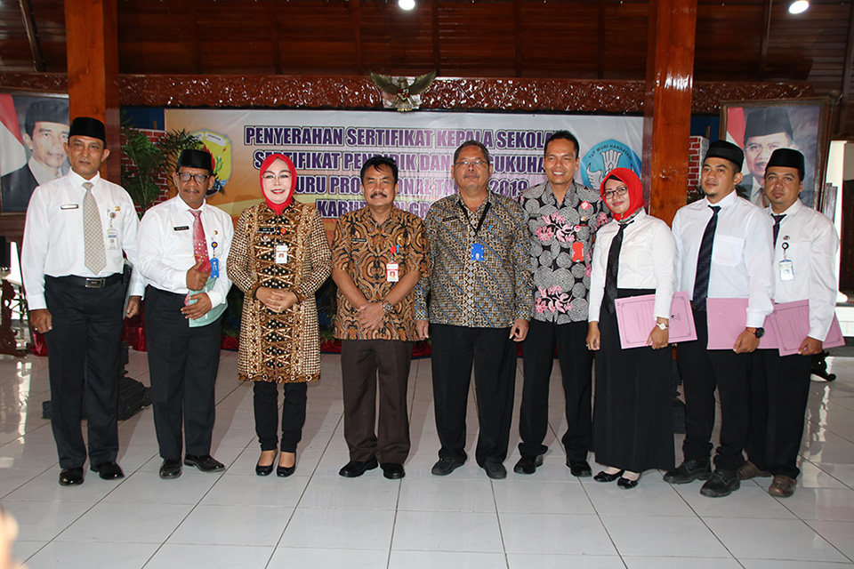 Penyerahan Sertifikasi Guru Profesi dan Kepala Sekolah