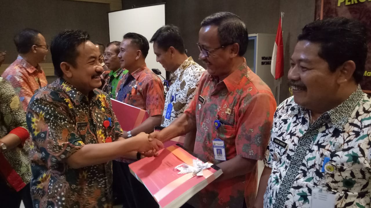 Pemberian Hadiah Kepada Kades dan Camat Berprestasi dalam Pembayaran PBB Tahun 2018