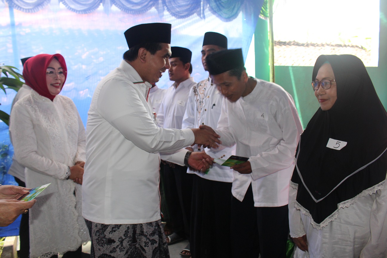 Wagub Taj Yasin Serahkan Bantuan Insentif Guru Keagamaan dari Pemprov Jateng