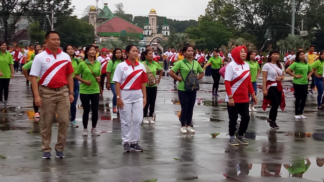 Semarakkan Hari Buruh, Bupati Grobogan dan Pejabat Senam Bareng Pekerja di Alun-alun