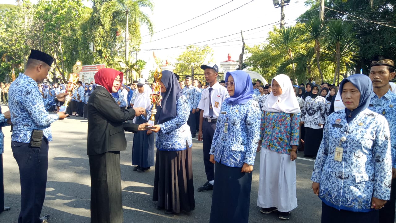 Bupati Berikan Anugerah Literasi Pada Ratusan Guru dan Siswa Penulis Buku