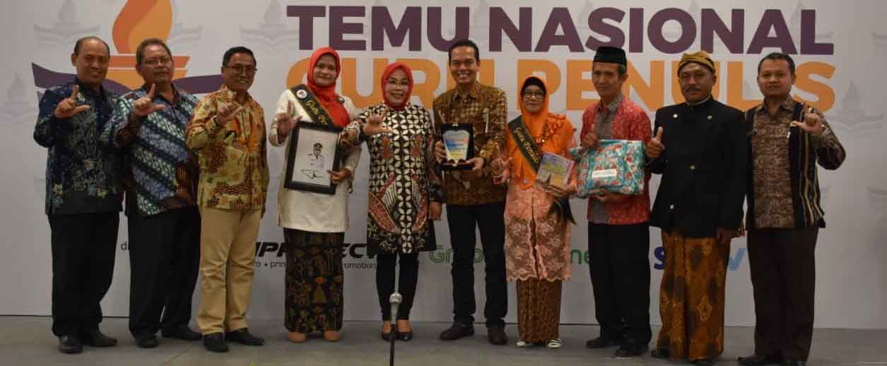 Bupati Grobogan Terima Penghargaan Tokoh Penggerak Literasi Nasional 2019