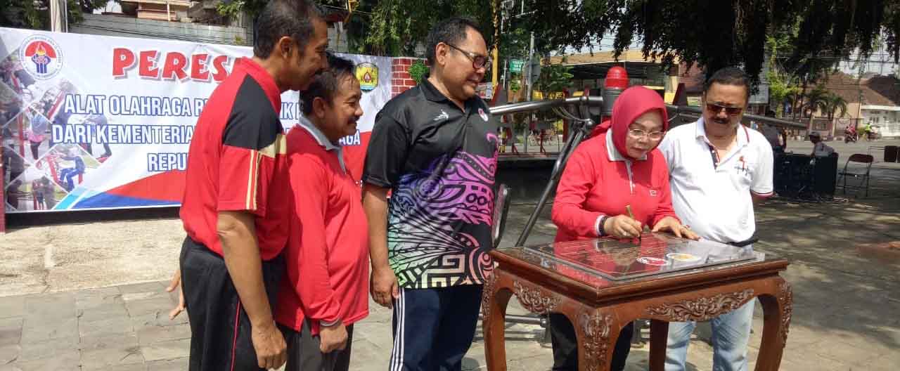 Bupati Resmikan Penggunaan Peralatan Fitnes Outdoor di Alun-Alun Purwodadi