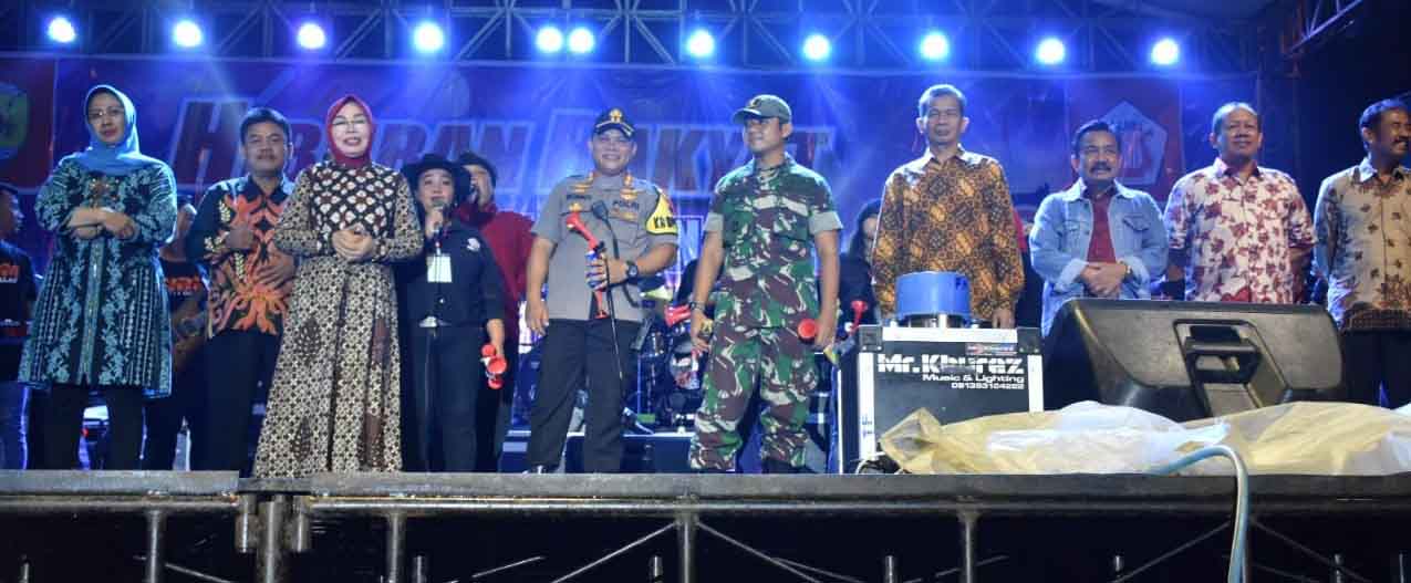 Bupati Rayakan Malam Pergantian Tahun Baru Bersama Ribuan Warga di Alun-Alun Purwodadi