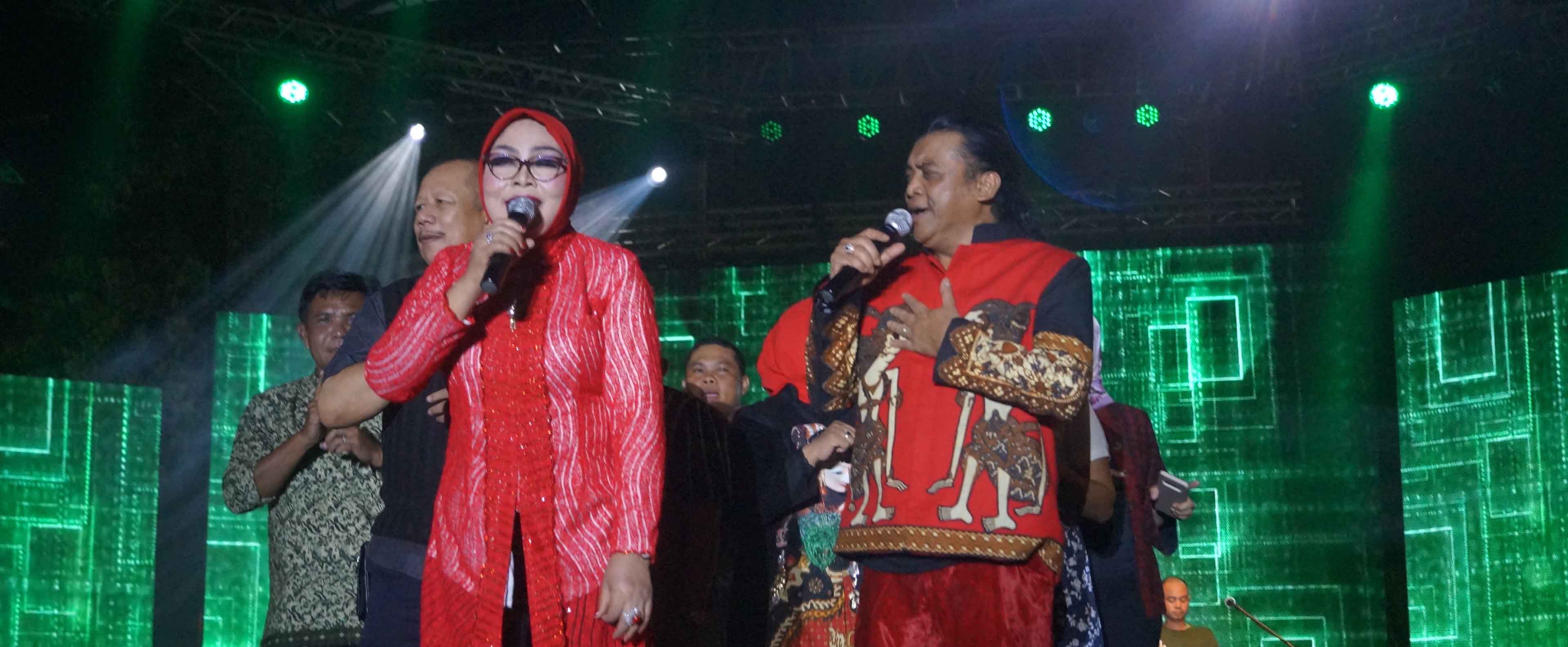 Bupati Grobogan Duet Dengan Didi Kempot di Alun-Alun Purwodadi