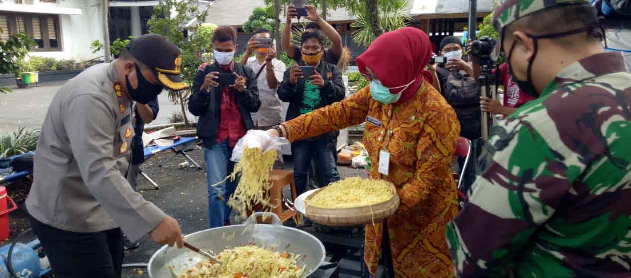    Bupati Grobogan Tinjau Dapur Umum Bagi Warga Terdampak Pandemi Corona