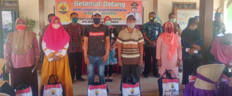 Bupati Serahkan Bantuan Sosial Tahap Kedua Bagi Warga Terdampak Covid-19