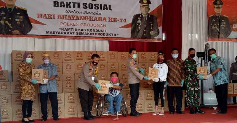 Kapolda Jateng Salurkan Bansos untuk Warga Grobogan Terdampak Covid-19
