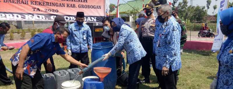 Bupati Grobogan Salurkan Bantuan Air Bersih di Desa Geyer
