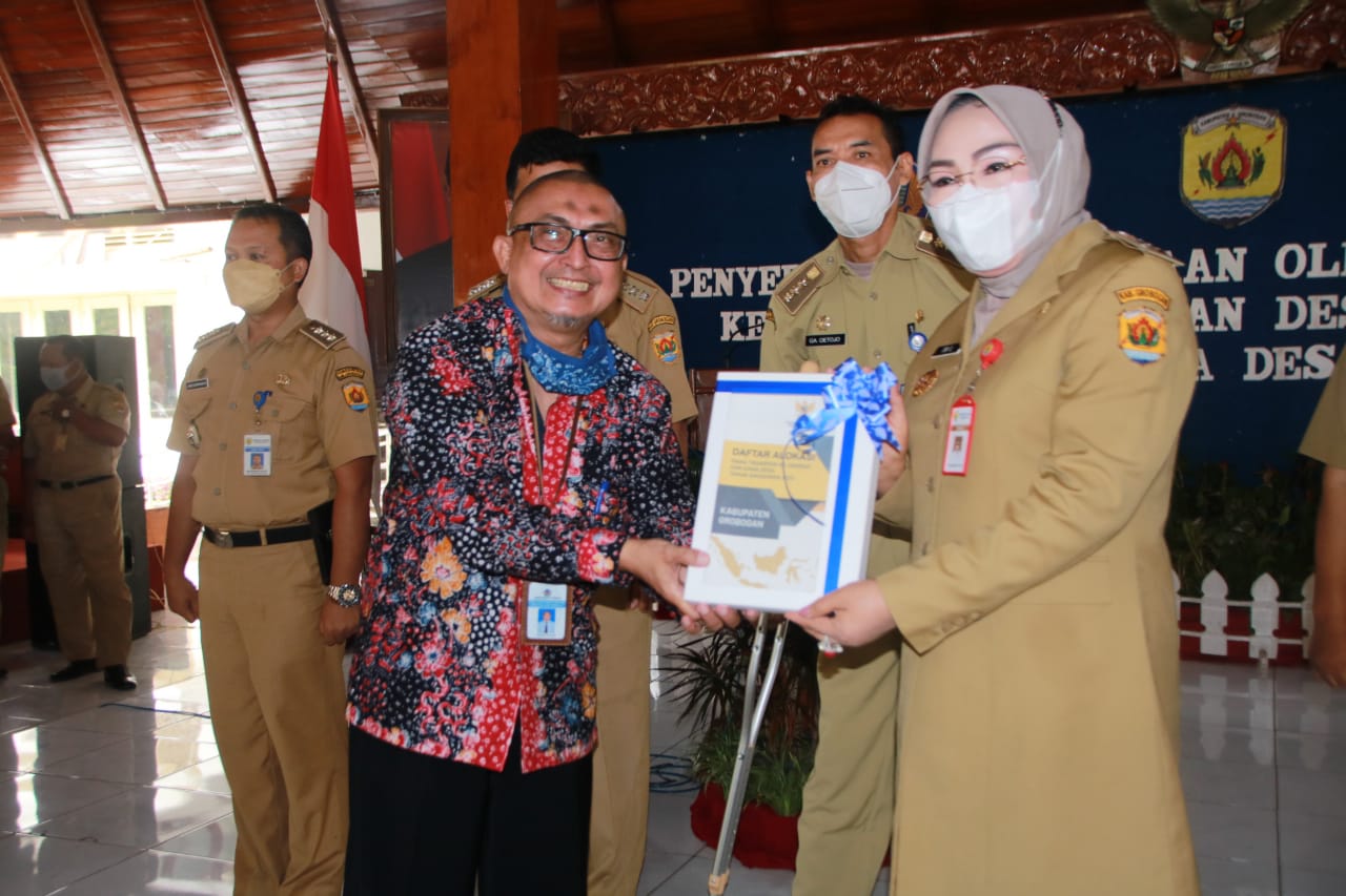 Bupati Berikan Penghargaan Camat dan Kepala Desa Terbaik Penyaluran DD