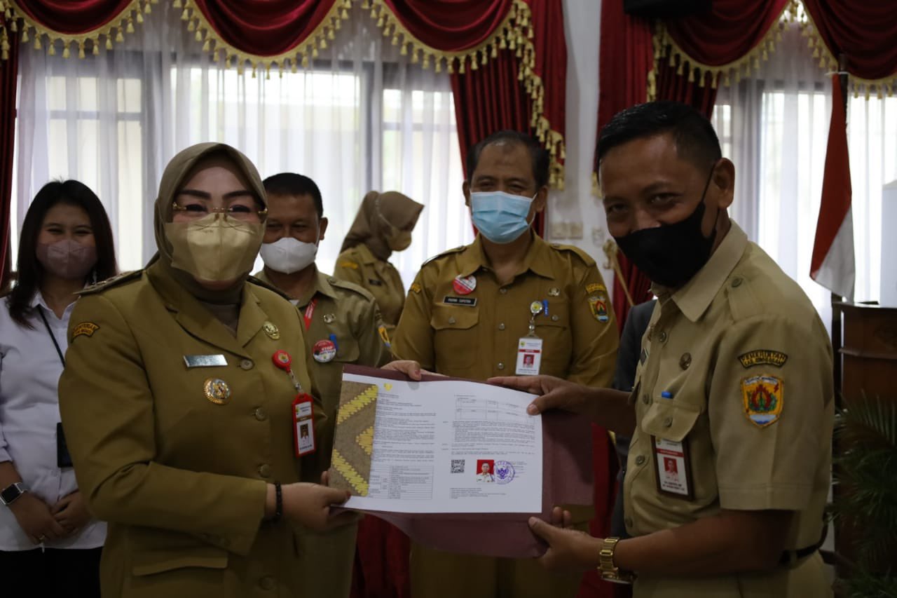 Serahkan SK Pensiun, Bupati minta sambut dengan Bahagia