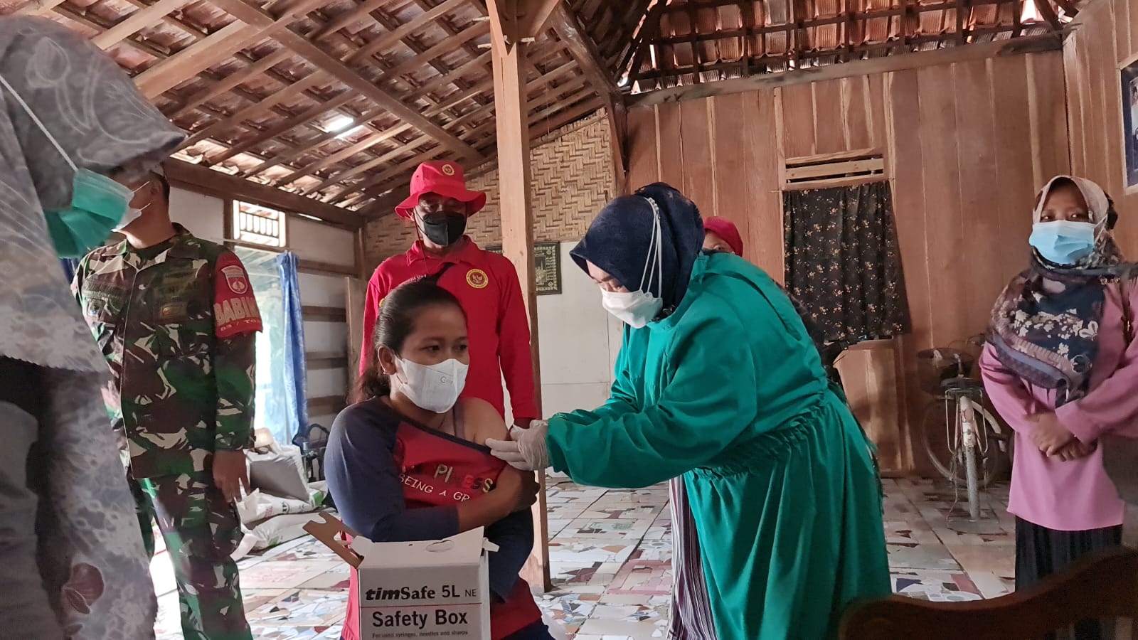 Gelar  Vaksinasi Door to Door, Binda Jateng Bagi  Sembako ke Warga di Desa Depok Toroh