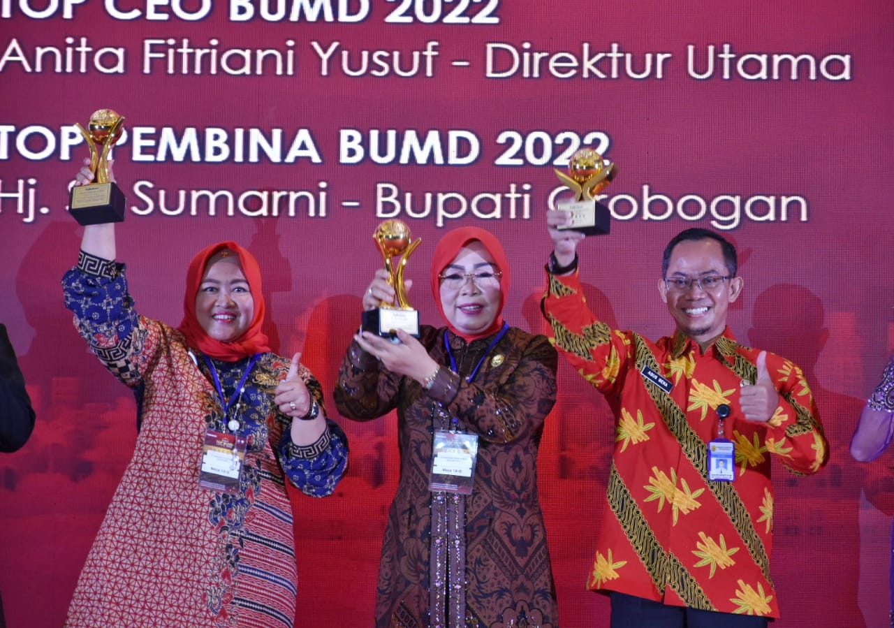 GROBOGAN RAIH 3 PENGHARGAAN TOP BUMD AWARDS 2022