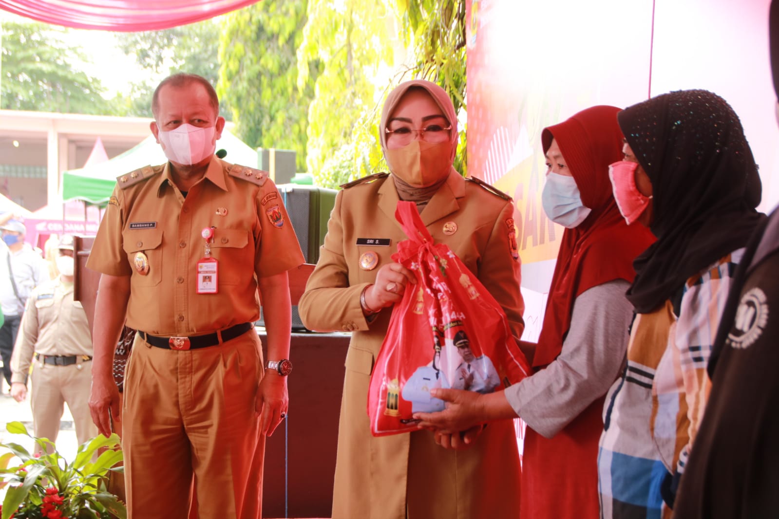 Pemkab Bagi 1000 Sembako  Gratis di Bazar Pasar Murah