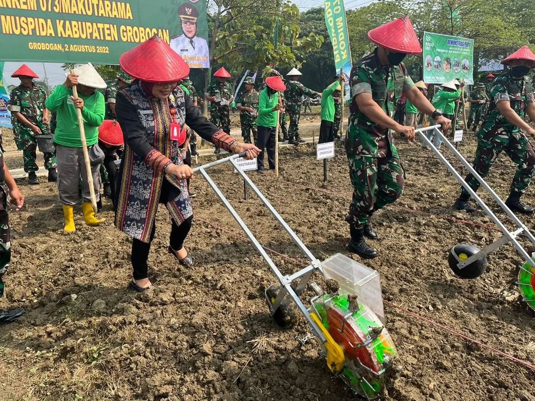Jaga Ketahanan Pangan, Danrem 073 Makutarama Tanam Jagung Bareng Bupati GroboganÂ 
