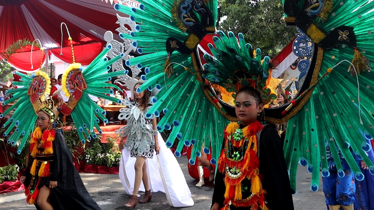 Ribuan Warga Tumpah Ruah Padati Jalan Protokol Saksikan KarnavalÂ 