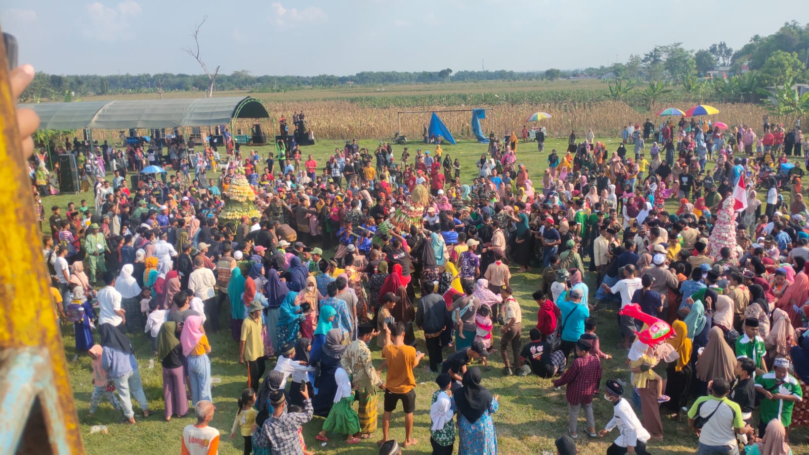 Warga Berebut Gunungan, di Haul Ki Ageng Tarub