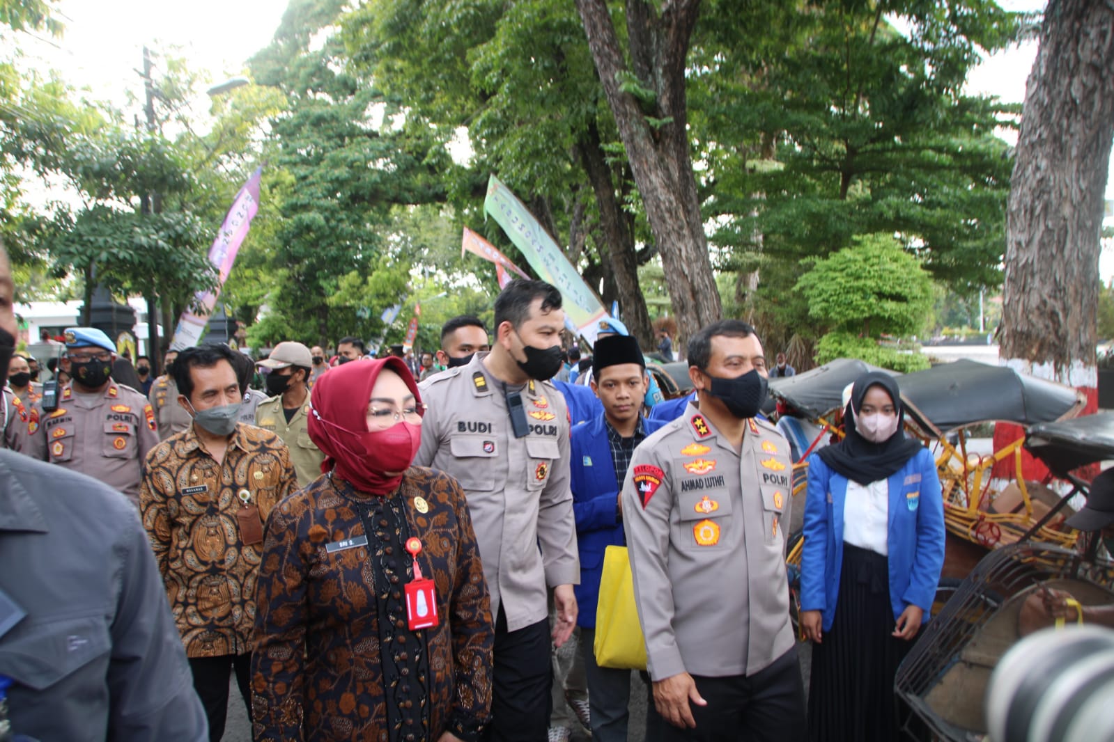 Gandeng PMII Jateng, Kapolda Berikan Sembako ke Tukang Becak dan Ojol di Grobogan 