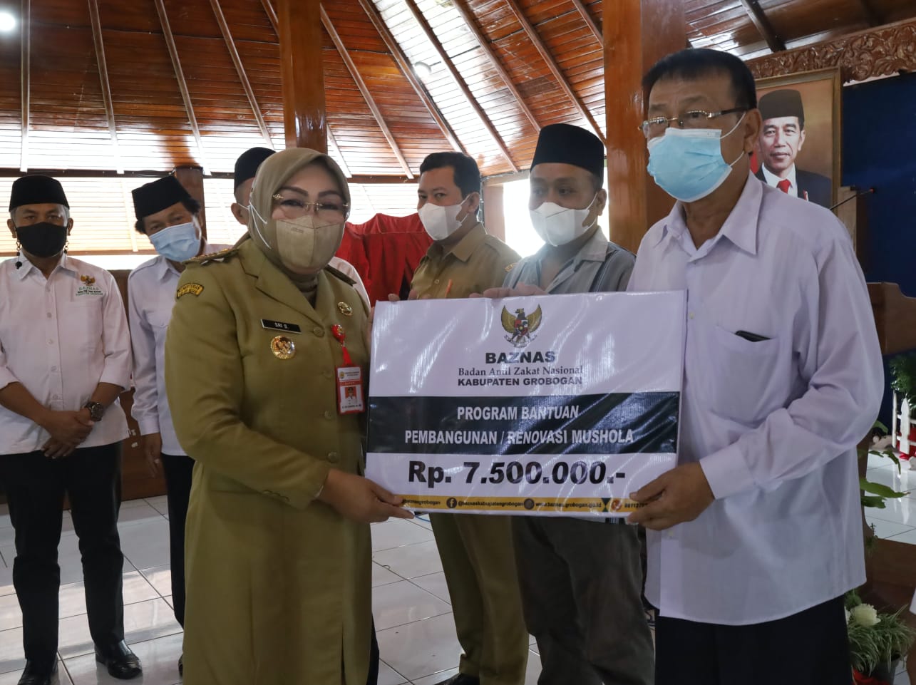 Bupati Serahkan Bantuan dari BAZNAS Kabupaten Grobogan