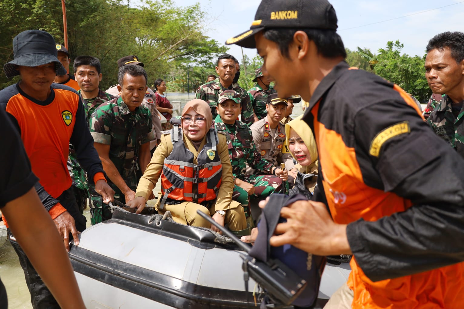 Pantau Warga Terdampak Banjir, Bupati Naik Perahu Karet 