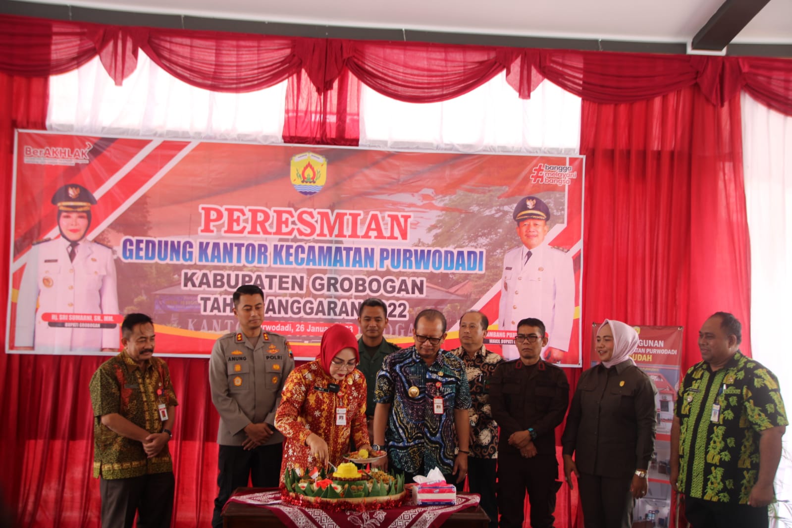 Resmikan Pembangunan Kantor Kecamatan Purwodadi 