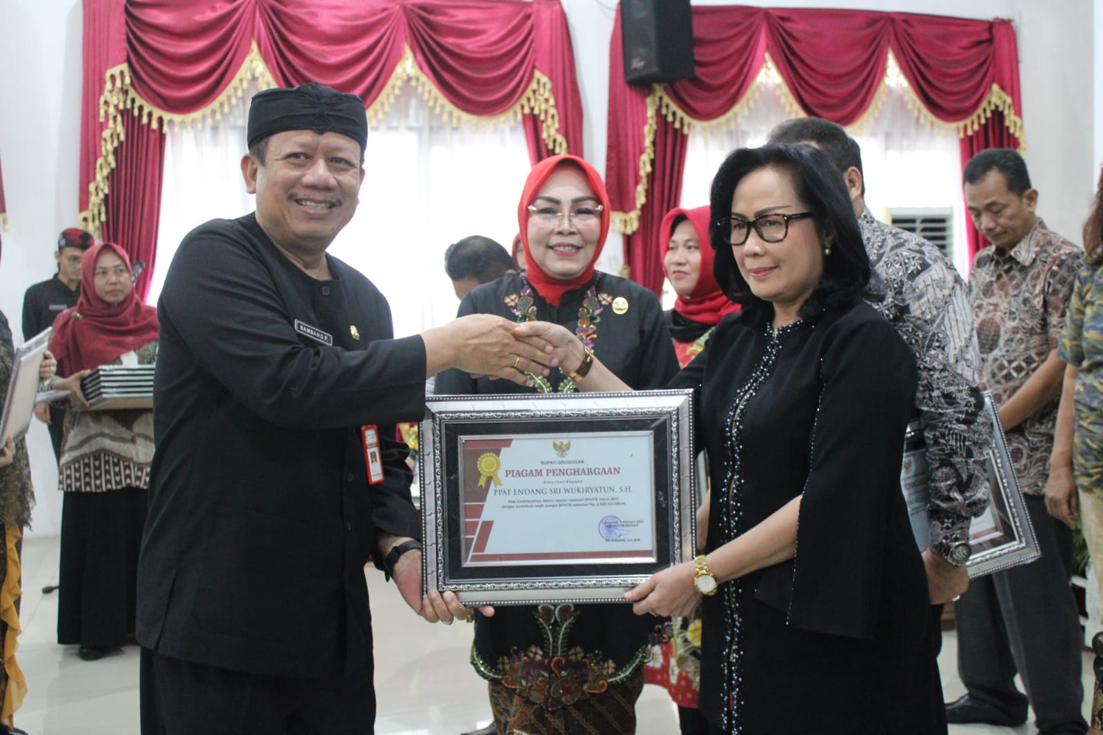 Bupati Serahkan Hadiah Bagi Camat dan Kades yang Tertib Bayar Pajak PBB-P2  