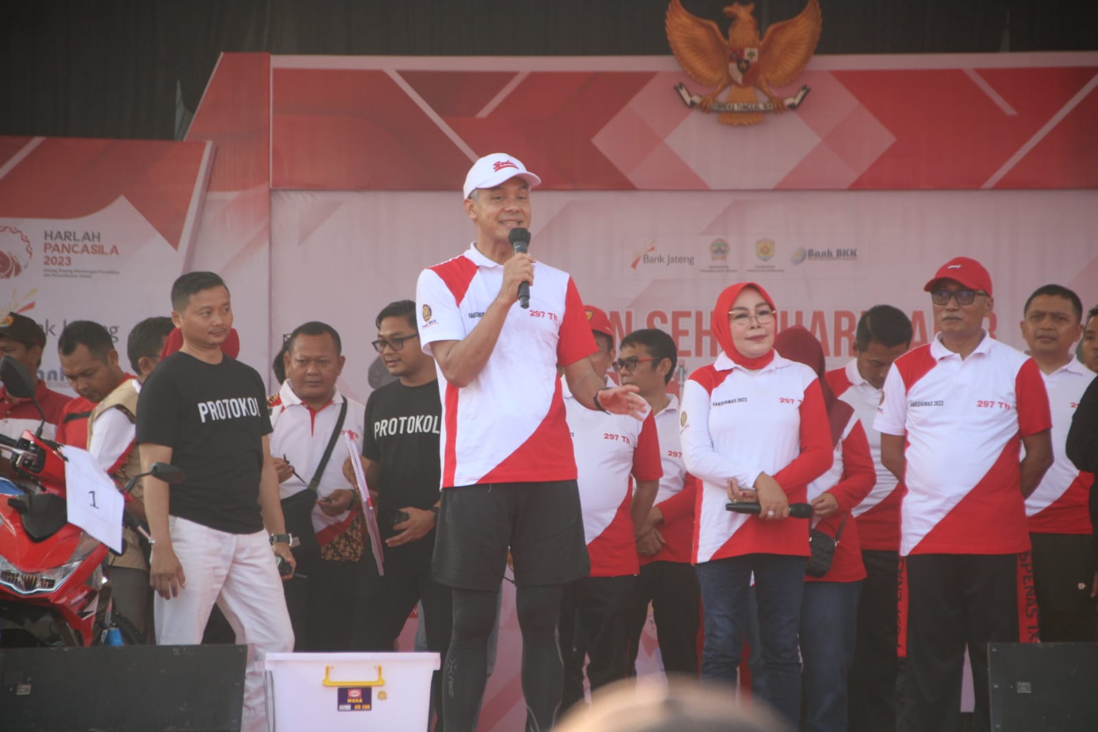 20 ribu Orang Meriahkan Jalan sehat di Alun_alun