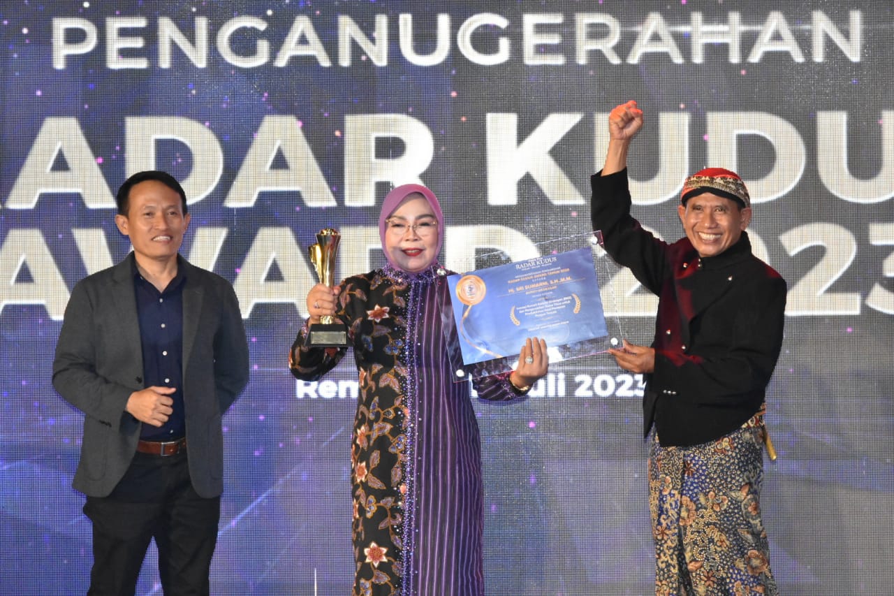 Bupati Sri Sumarni menerima penghargaan Radar Kudus Award 2023