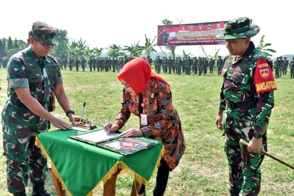 Bupati Sri Sumarni Apresiasi Pelaksanaan TMMD di Desa Cangkring