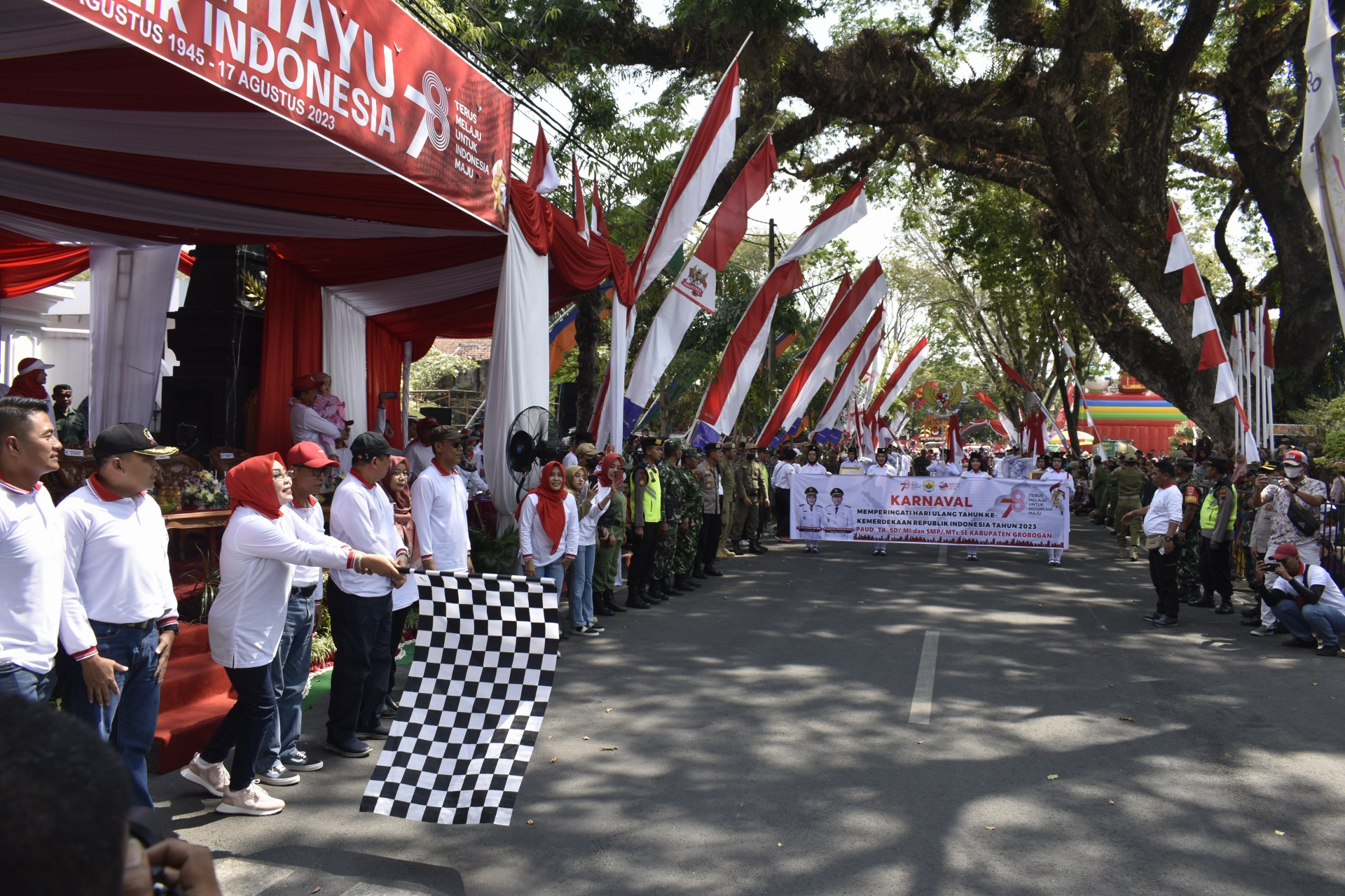 Bupati dan Forkopimda Grobogan Saksikan Karnaval Agustusan Siswa PAUD-SMP