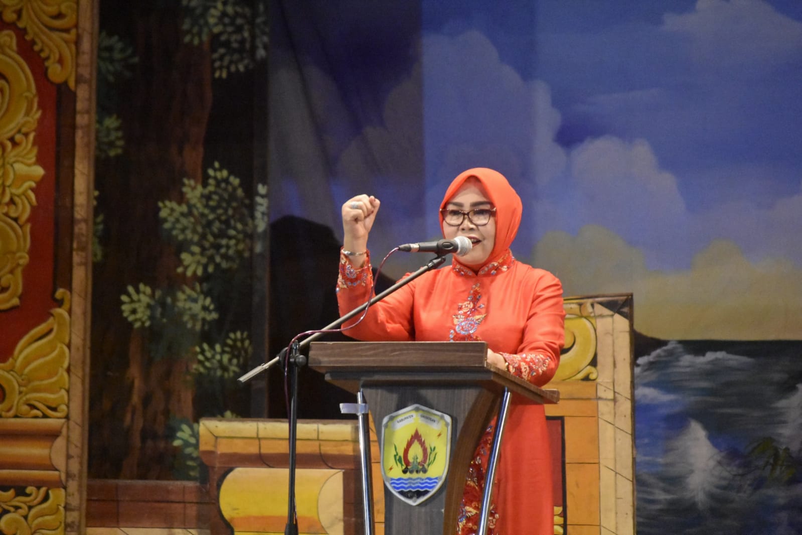 Bupati dan Masyarakat Nonton Bareng Pentas Ketoprak dalam Rangka HUT RI