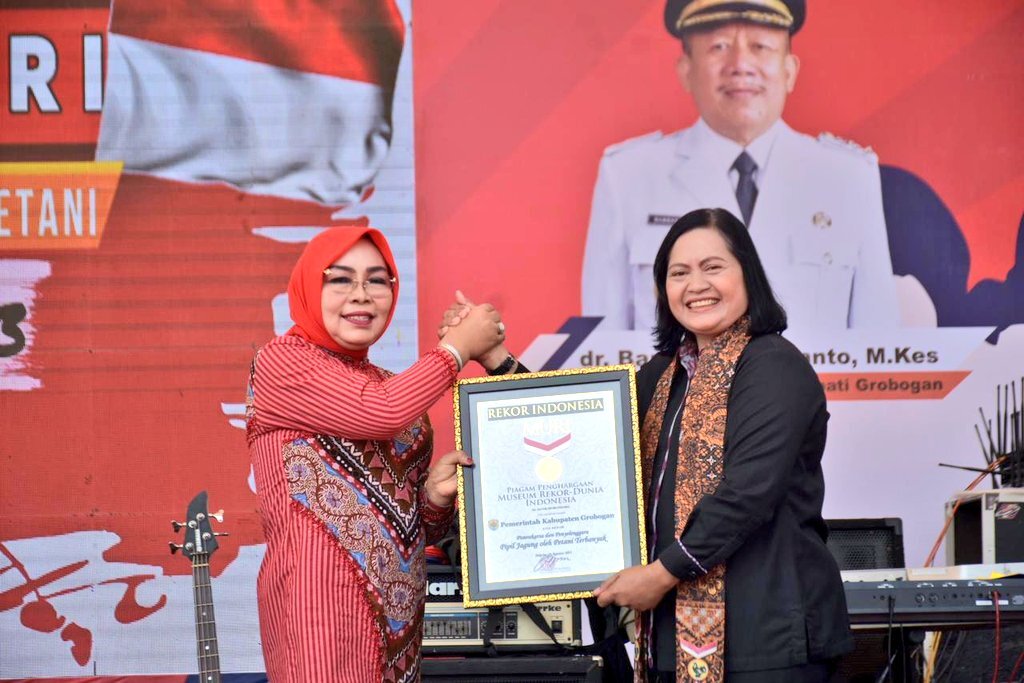 1.000 Petani Grobogan Pecahkan Rekor MURI Pipil Jagung Terbanyak