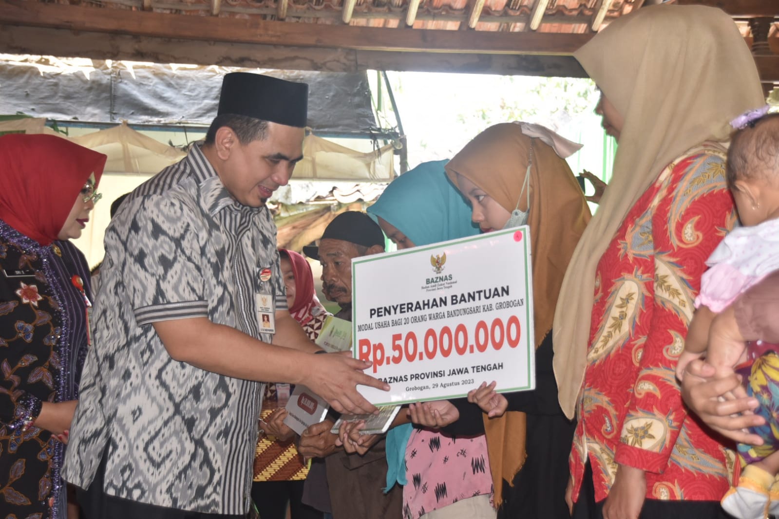 Bupati Dampingi Wagub Jateng Serahkan Bantuan Desa Dampingan di Bandungsari