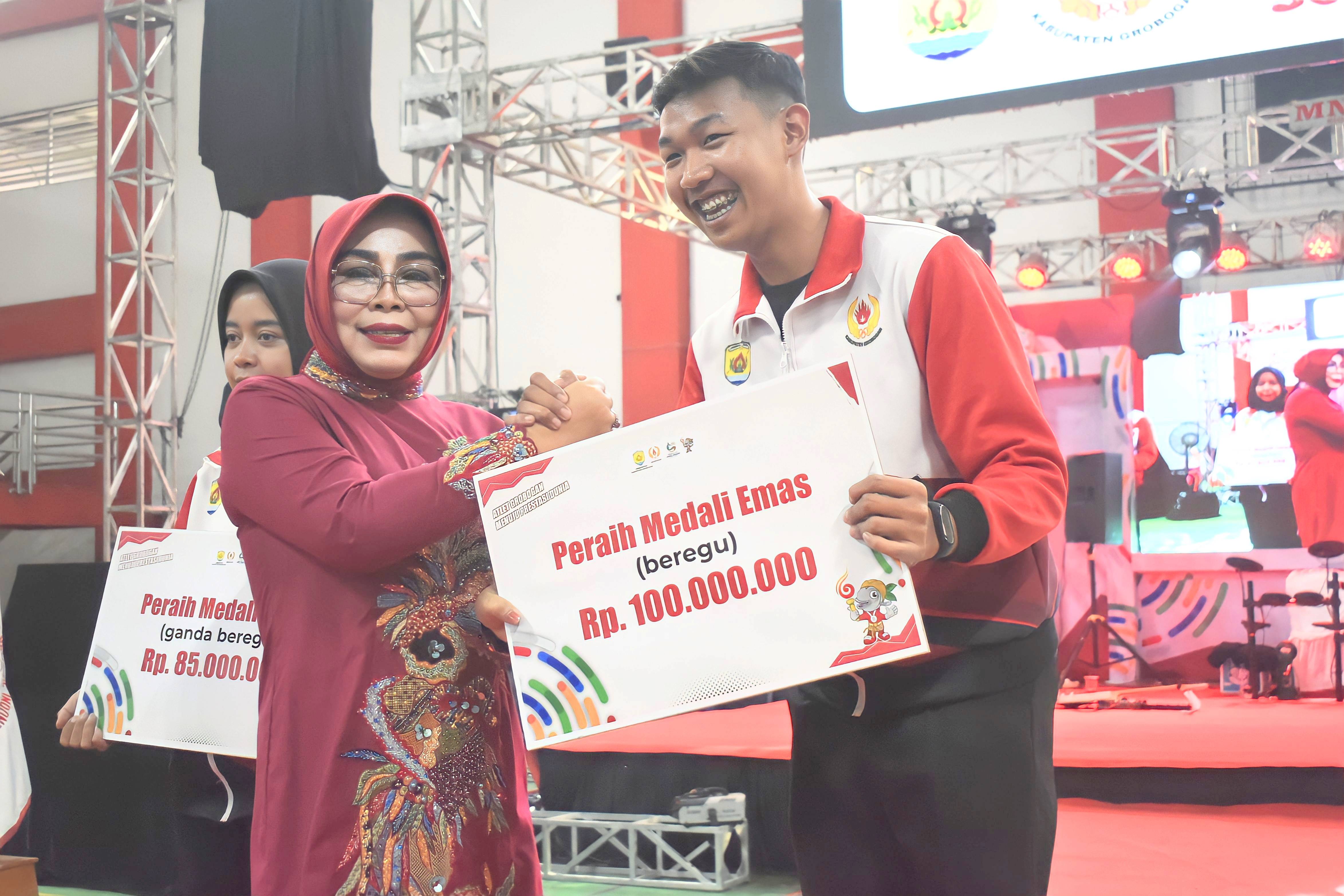 Bupati Serahkan Bonus untuk Atlet Peraih Medali Porprov Jateng 2023