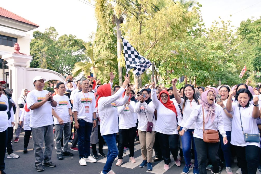 Ribuan Guru se-Kabupaten Grobogan Meriahkan Jalan Sehat HUT ke-78 PGRI