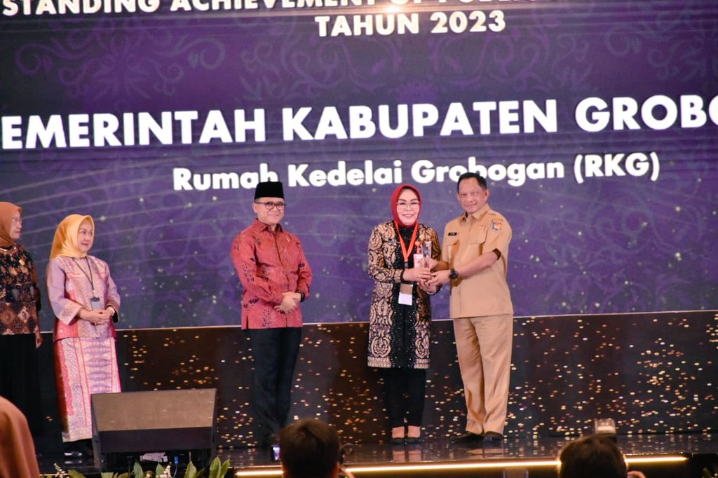 Bupati Grobogan Terima Penghargaan TOP 5 Anugerah Pelayanan Publik 2023