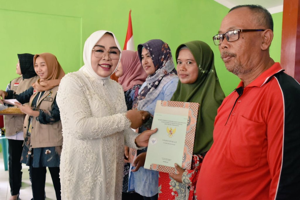 Bupati Grobogan Serahkan Sertifikat Tanah Massal Melalui PTSL