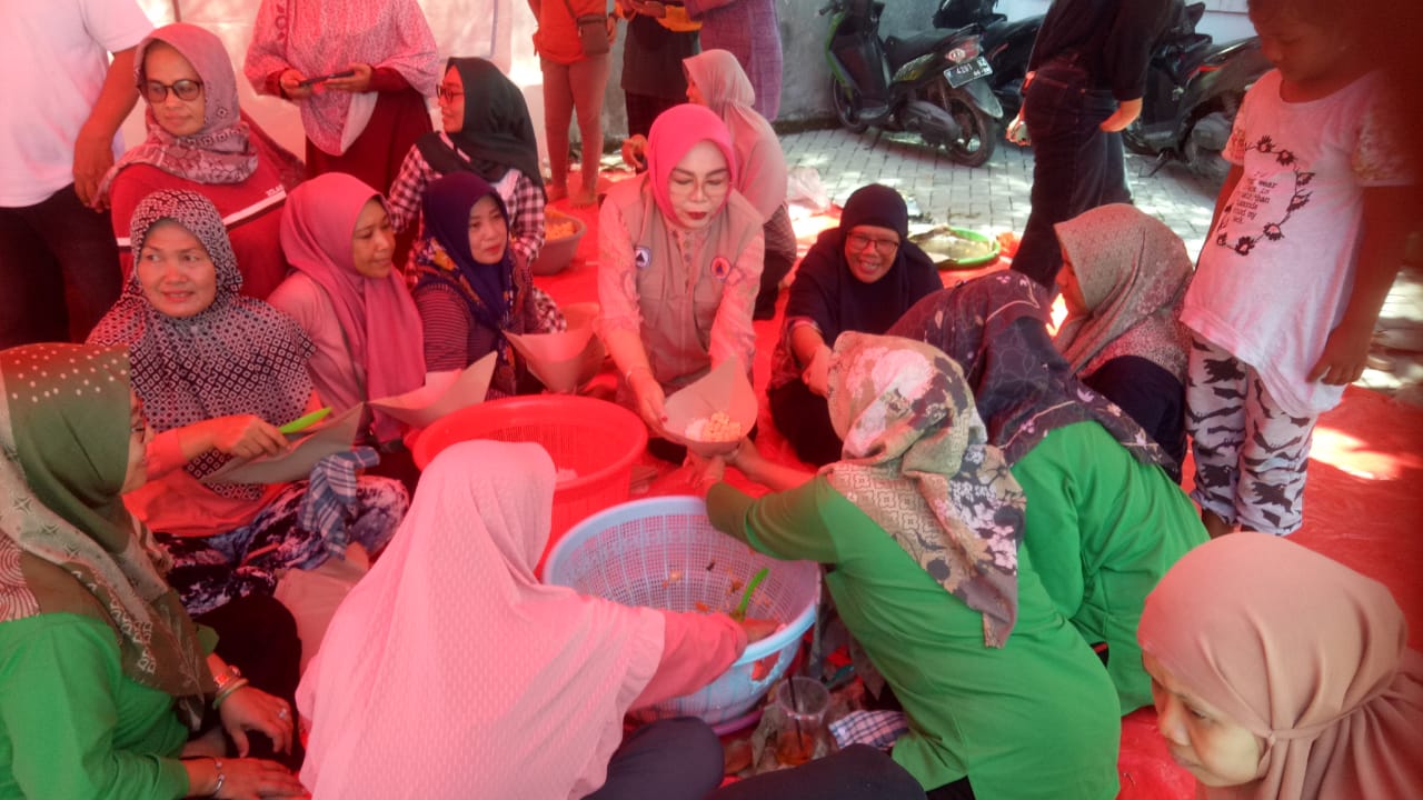 Bupati Grobogan Ikut Siapkan Nasi Bungkus untuk Korban Banjir