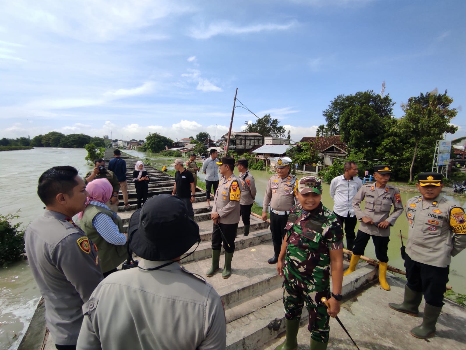 Pj Gubernur Jateng Tinjau Banjir di Grobogan, Serahkan Bantuan Rp 293 Juta Lebih