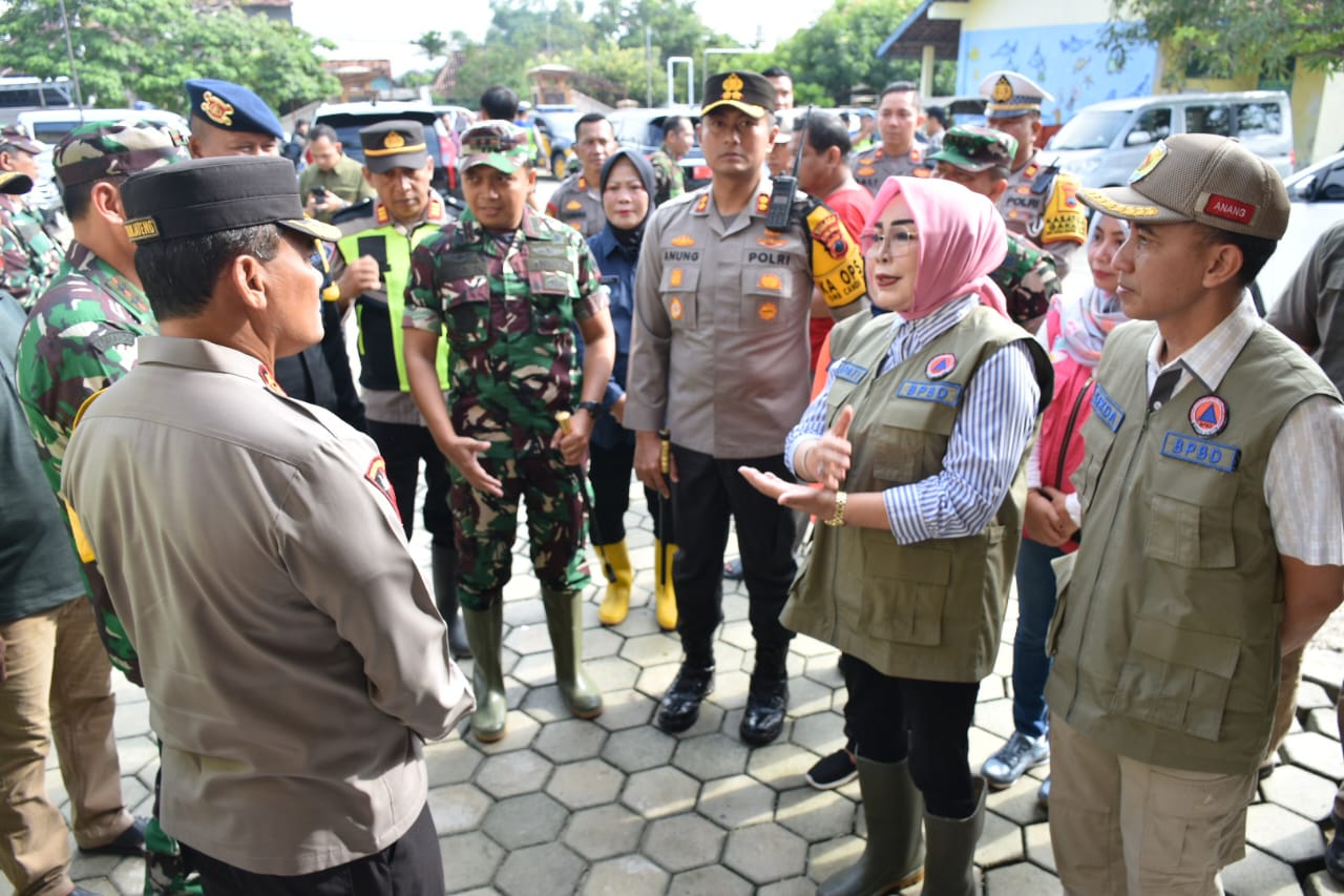 Kapolda dan Pangdam Sambangi Pengungsi Banjir Grobogan