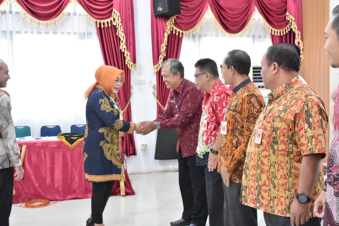 Bupati Serahkan 348 SK Kenaikan Pangkat dan 3 SK CPNS Sekolah Tinggi Transportasi Darat