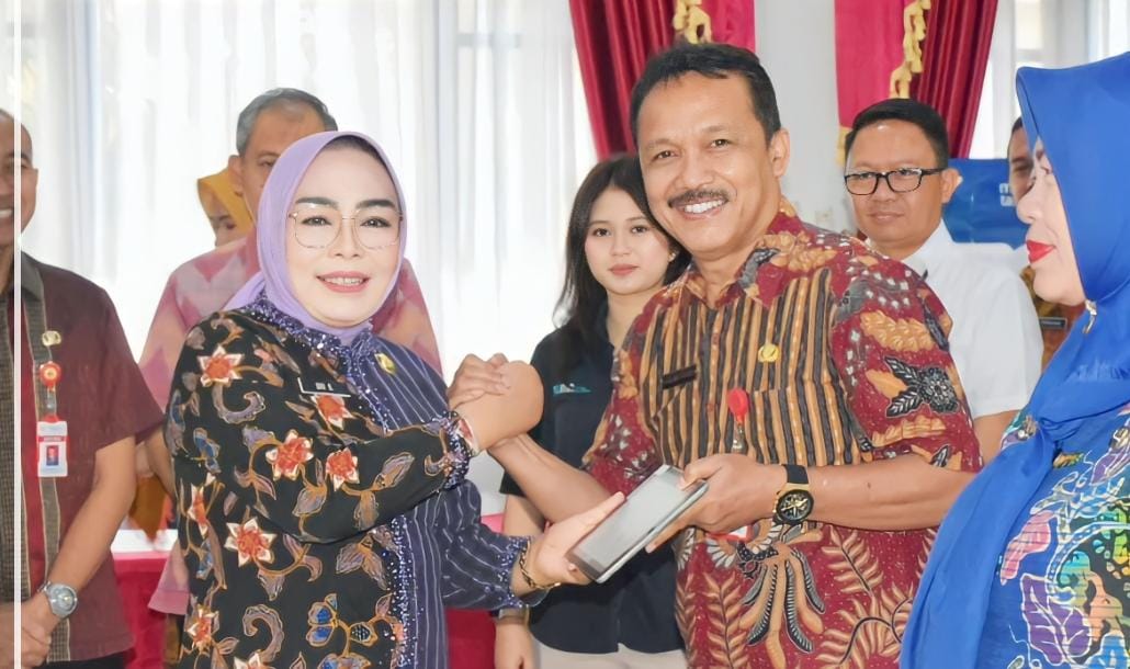 Bupati Serahkan 71 SK Pensiun PNS