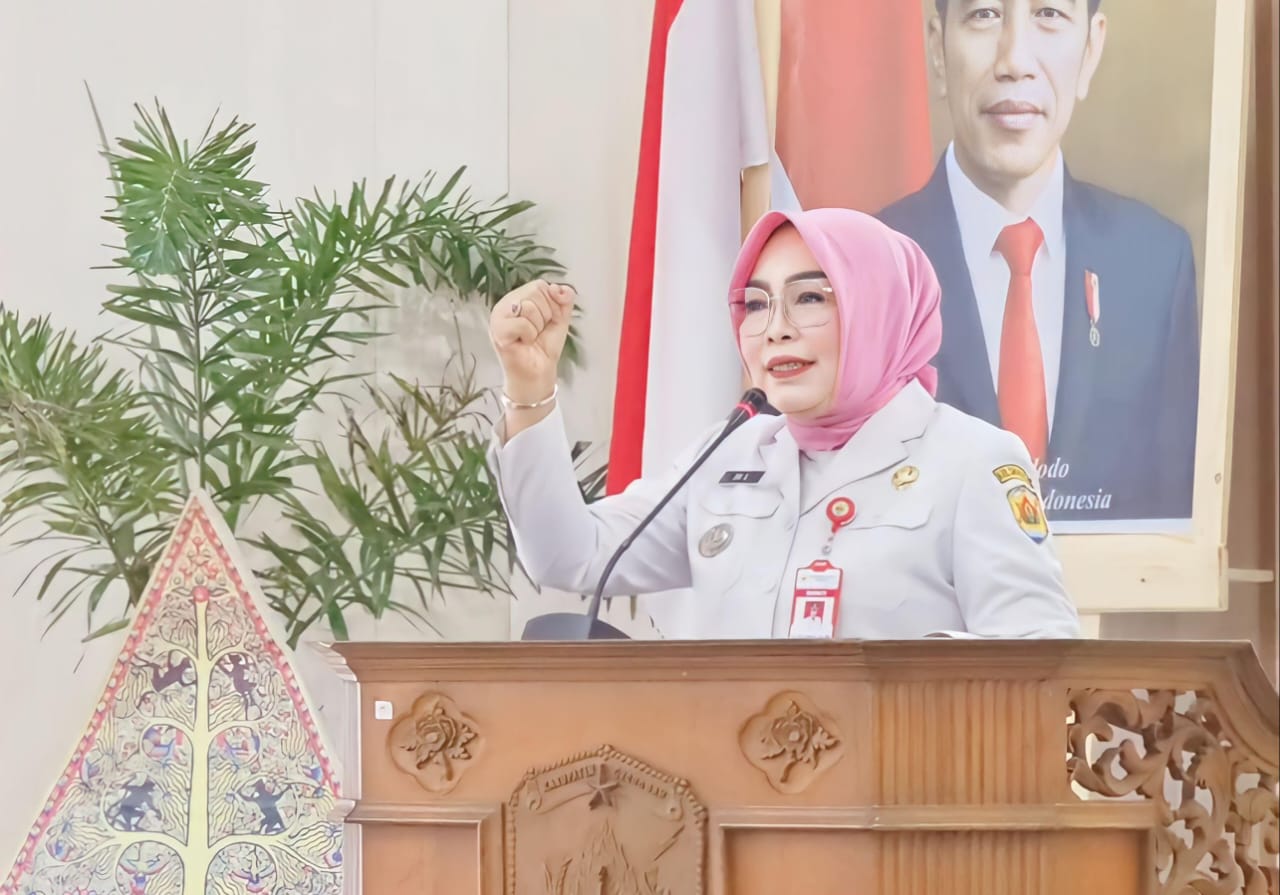 Bupati Grobogan Menyerahkan SK Kenaikan Pangkat PNS