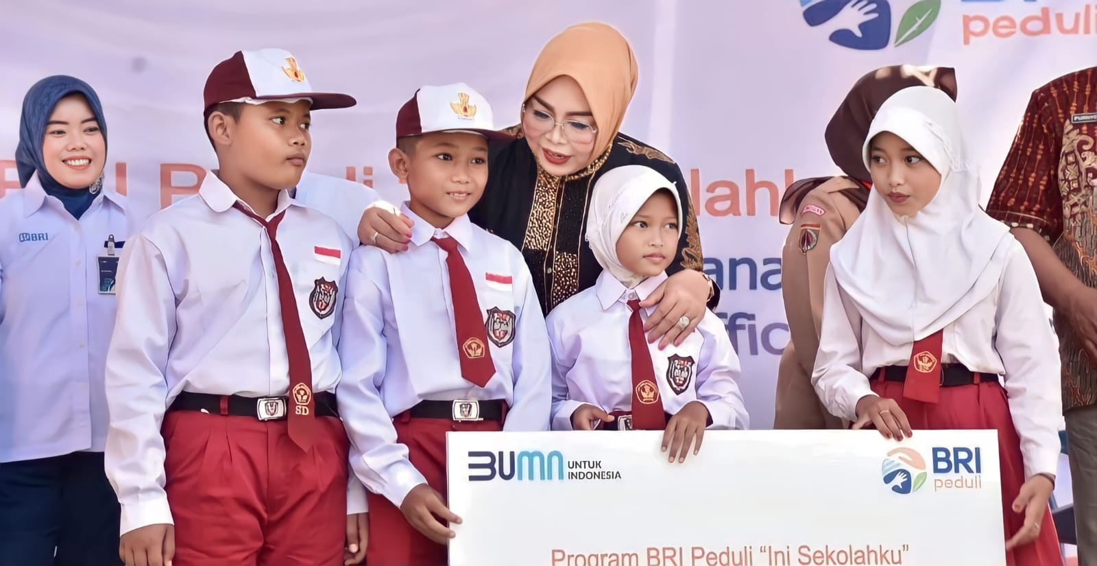Bupati Grobogan Meninjau Ruang Kelas Baru SDN 3 Mangunrejo Melalui Program BRI Peduli ''Ini Sekolahku''